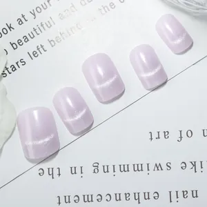 Faux ongles courts carrés violet clair œil de chat avec finition magnétique argentée