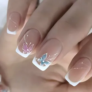 Faux ongles carrés style french avec motif papillon peint à la main et lignes fines