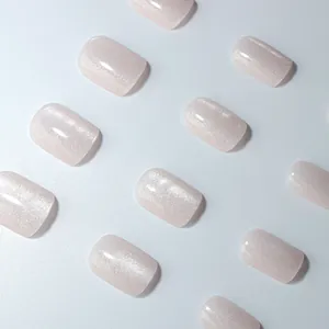 Faux ongles œil de chat courts et carrés rose tendre avec finition pailletée argent