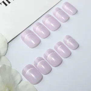 Vue rapprochée des faux ongles œil de chat mauves courts et carrés avec paillettes