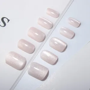 Faux ongles courts carrés œil de chat avec scintillement blanc et finition brillante