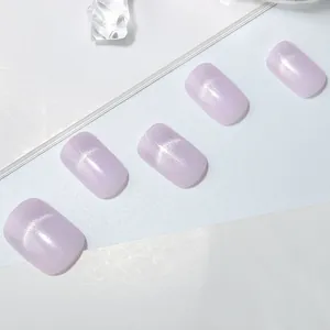 Détail de faux ongles lavande œil de chat courts et carrés avec fini nacré scintillant