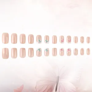 Set de 24 faux ongles carrés rose nude avec motifs papillon et lignes de style français