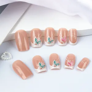 Faux ongles papillon français rose nude avec bouts blancs et motifs de lignes d'art