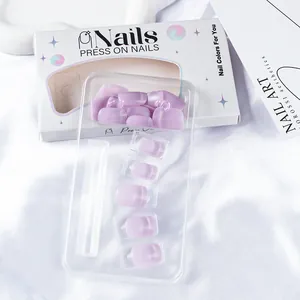 Coffret de faux ongles œil-de-chat lavande courts et carrés sur fond de soie blanche