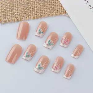 Faux ongles French avec motifs papillons et lignes blanches ondulées sur fond rose