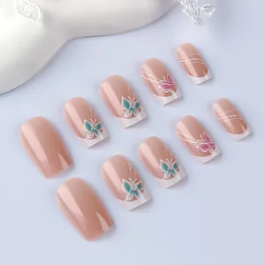 Détail de faux ongles French manucure avec motifs papillons et lignes blanches élégantes