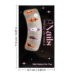 Détail de l'emballage de faux ongles Halloween avec motifs fantômes et citrouilles