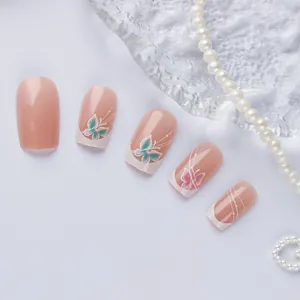 Détail de faux ongles French roses avec motifs papillon et lignes de tourbillon blanches