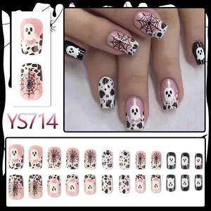 Unghie finte Halloween quadrate con glitter rosa, disegni di fantasmi e ragnatele nere