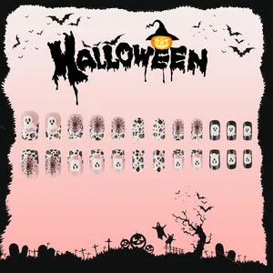 Unghie finte quadrate per Halloween con glitter rosa, fantasmi e ragnatele