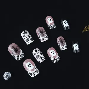 Unghie finte quadrate medie a tema Halloween con fantasmi, ragnatele e glitter argento