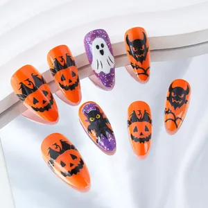 Détails macro d'ongles d'Halloween avec des motifs de citrouille, fantôme et diable