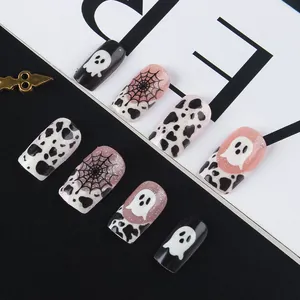 Unghie finte Halloween con fantasmi, ragnatele e glitter per manicure quadrata