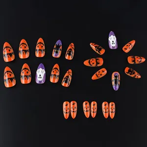 Détails de faux ongles Halloween en amande avec motifs de citrouilles, fantômes et chauves-souris