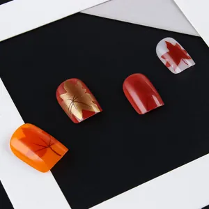 Detalle macro de patrones de hojas de membrillo rojas y estampado dorado en uñas postizas