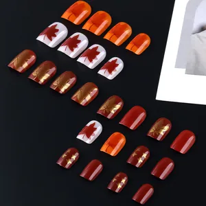 Uñas postizas cortas cuadradas con patrones de hojas de arce rojas y pan de oro