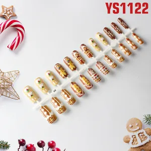 Kerst kunstnagels met peperkoek- en sneeuwvlokontwerpen in een 24-delige vakantieset