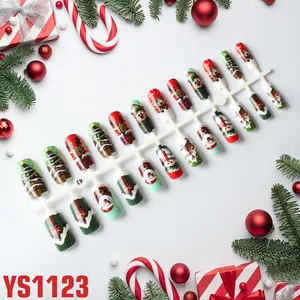 Kerst kunstnagels met Kerstman en rendier ontwerpen in feestelijk rood en groen