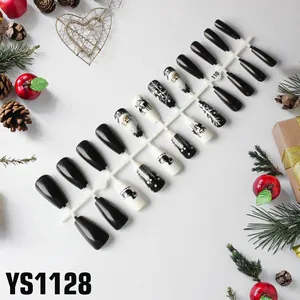 Kerst plaknagels met kerstman en hertenpatronen op zwart-witte coffin-vormige nagels