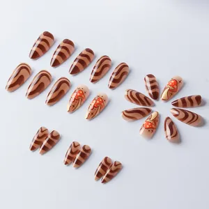 Unghie finte a mandorla lucide con motivi a onde marroni e design a fungo arancione