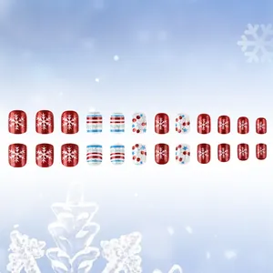 Uñas postizas cortas festivas con purpurina roja azul y diseños de copos nieve
