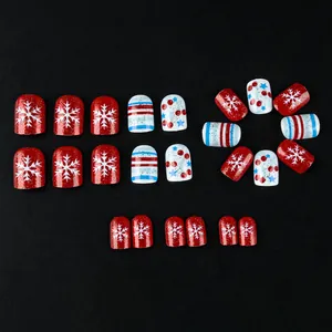 Uñas postizas cortas de Navidad rojas y azules con copos de nieve y acabado brillante