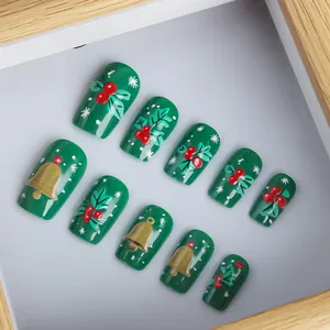 Faux ongles de Noël verts avec motifs de cloches et baies, forme carrée moyenne