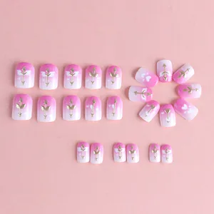 Dettagli di unghie finte sfumate rosa con freccia di Cupido dorata e glitter