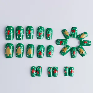 Faux ongles carrés vert foncé avec cloches en relief 3D et motifs de Noël houx
