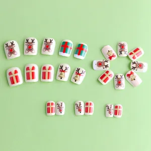 Faux ongles courts carrés de Noël avec motifs mignons de renne et cadeaux