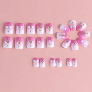 Unghie finte squadrate corte sfumate rosa con freccia di Cupido dorata e cuori