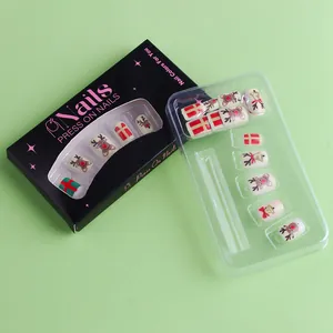 Faux ongles carrés courts avec motifs de Noël, cerf mignon et boîtes de cadeaux