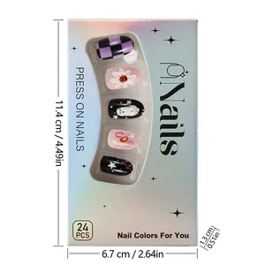 Détail du kit de 24 faux ongles d'Halloween avec motifs de fantômes et toiles d'araignées