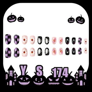 Faux ongles Halloween avec motifs de fantômes blancs toiles d'araignées et fleurs mauves