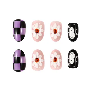 Vue détaillée de faux ongles ovales avec motifs de fantômes d'Halloween et fleurs