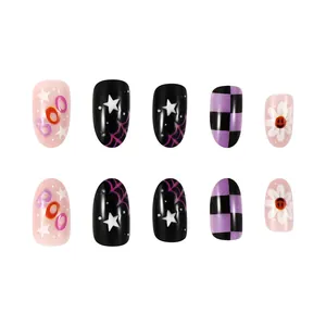 Détail de faux ongles Halloween avec motifs fantômes, toiles d'araignée et fleurs