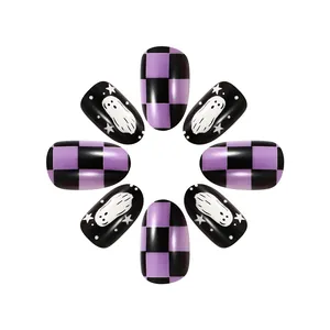 Détail de faux ongles Halloween avec motifs de fantômes blancs et carreaux violets
