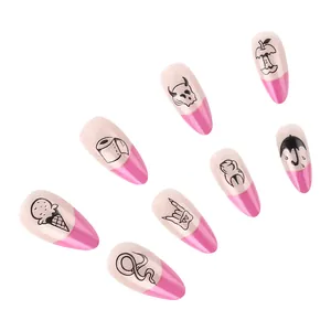 Dettaglio di unghie finte rosa a stiletto con illustrazioni grafiche in stile dark