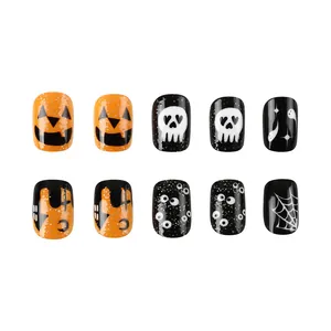 Faux ongles courts pailletés pour Halloween avec motifs citrouille, fantôme et araignée