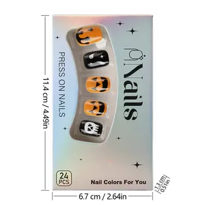 Vue détaillée des faux ongles d'Halloween dans une boîte irisante avec fenêtre