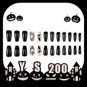 Unghie finte lunghe lucide per Halloween con glitter neri e decorazioni a ragnatela