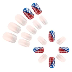 Unghie finte corte quadrate bandiera americana con glitter argento e stelle rosse blu