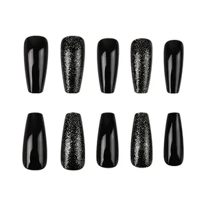 Unghie finte lunghe a bara con finitura nera lucida e glitter argento brillanti