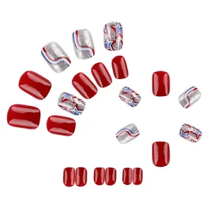 Unghie finte corte quadrate con stelle glitterate argento e strisce rosse lucide