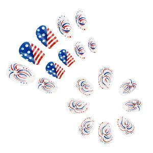 Dettaglio di unghie finte corte ovali con motivo bandiera americana e stelle glitter
