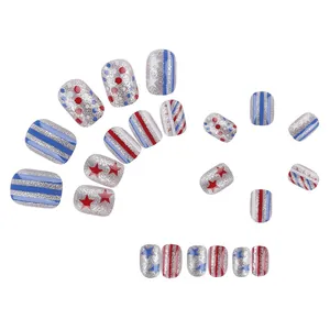 Dettaglio unghie finte corte bandiera americana con stelle rosse blu e glitter argento