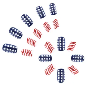Unghie finte lucide con bandiera americana, stelle, strisce e finitura glitterata