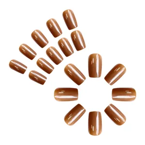 Faux ongles courts brillants marron caramel pour mains et pieds sur fond blanc