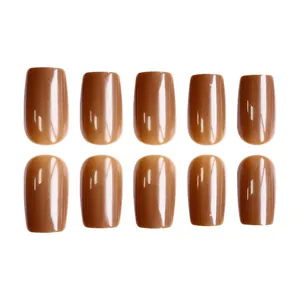 Faux ongles marron mocha brillants en lot de 10 pièces sur fond blanc immaculé